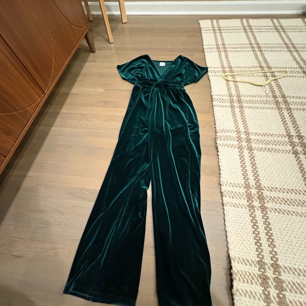 Chic Velvet Wrap Jumpsuit in Deep Green - Picture 5 of 9